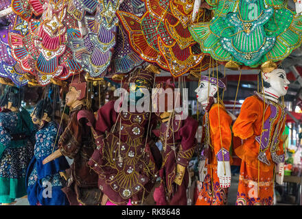 L'artisanat traditionnel de marionnettes sont vendus au marché, Myanmar Banque D'Images