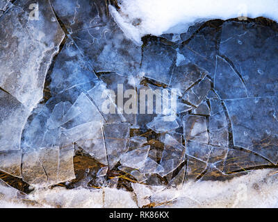 La glace brisée sur une rivière ou sur la mer. Des fragments de glace naturelle pour l'arrière plan. Bords de glace bleue après la tempête en hiver. La couverture de neige de l'Arctique écrasé. Banque D'Images