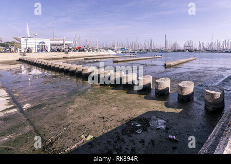 PALMA DE MAJORQUE, ESPAGNE - Février 9, 2019 : pierres de gué sur la rivière et le café de l'autre côté sur une journée d'hiver ensoleillée, le 9 février 2019 à Palma Banque D'Images