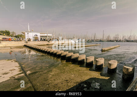 PALMA DE MAJORQUE, ESPAGNE - Février 9, 2019 : pierres de gué sur la rivière et le café de l'autre côté sur une journée d'hiver ensoleillée, le 9 février 2019 à Palma Banque D'Images