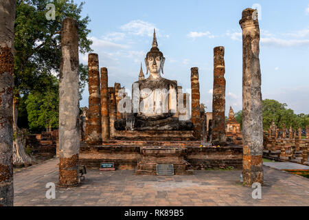 Statue de Bouddha dans la matinée à Wat Mahathat dans parc historique de Sukhothai, Thaïlande Banque D'Images