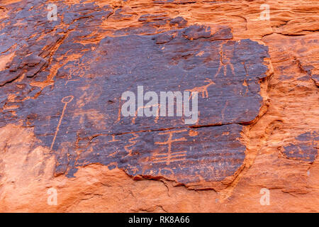 Peinture murale à Long House Cliff dwellings, construit par Anasazi, dans la région de Frijoles Canyon, Bandelier National Monument, New Mexico, USA. Banque D'Images