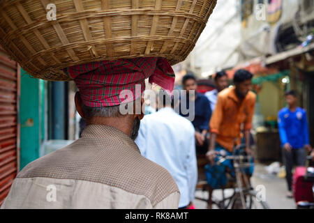 Étroite couleur ruelles du Vieux Dhaka, Bangladesh indiennes dans la rue Banque D'Images