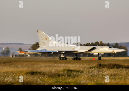 Moscou, Russie - le 23 février 2012 : bombardier stratégique TU-160 des forces armées russes. Formation de vol bombardier. Banque D'Images