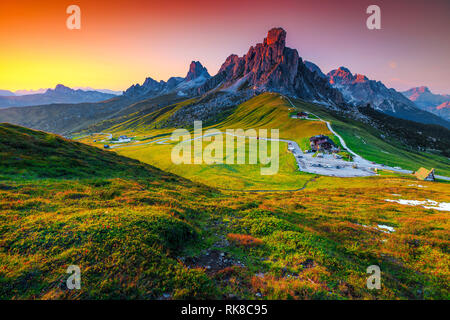 Magnifique coucher de soleil paysage et destination voyage fantastique. Passage alpin et winding road, Passo Giau avec célèbre Ra Gusela, Nuvolau pics dans backgrou Banque D'Images