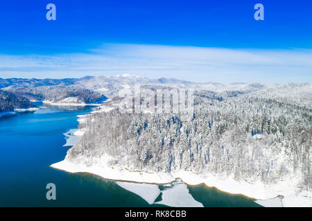 Beau paysage panoramique d'hiver dans les montagnes, lac Lokvarsko en Croatie, les bois sous la neige dans la région de Gorski kotar et Risnjak, montagne en arrière-plan Banque D'Images