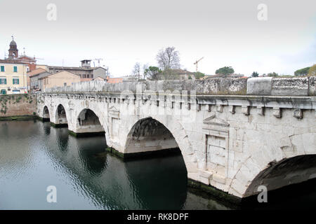 Pont de Tibère, Ponte di Tiberio ou pont d'Auguste, est un pont romain dans la ville de Rimini, Italie. Les travaux de construction ont commencé pendant le règne Banque D'Images