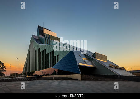 RIGA, Lettonie - Juillet 2, 2017.Bibliothèque nationale lettone ou château de lumière au coucher du soleil Banque D'Images