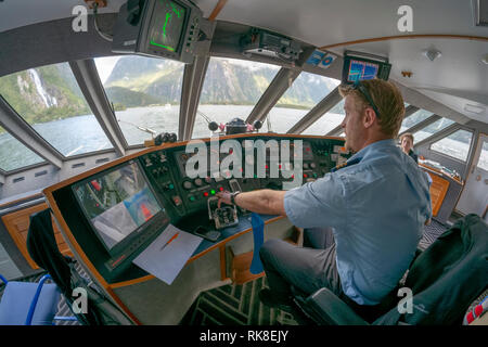 Image fisheye du pont du bateau d'excursion un souverain Milford dans le Parc National de Fiordland, Milford Sound. Ile sud Nouvelle Zelande Banque D'Images