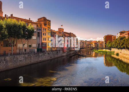 Girona. Multi-couleur façades de maisons sur la rivière Onyar. La Catalogne, Espagne Banque D'Images