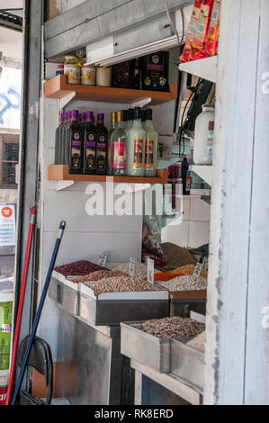 Israël, Tel Aviv, Lewinski, marché aux herbes et épices shop dans la rue étroite Banque D'Images