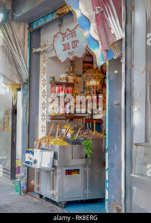 Israël, Tel Aviv, Lewinski, marché aux herbes et épices shop dans la rue étroite Banque D'Images