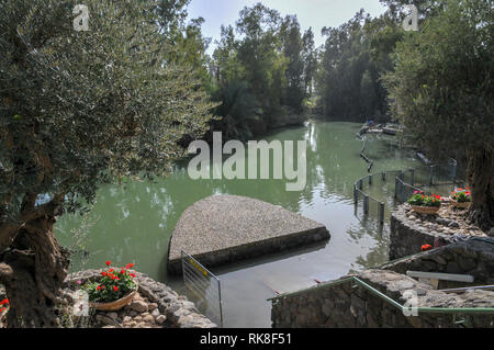 La Jordan River (rivière) ou le sud de la Jordanie comme vu à partir de l'endroit où Jésus-Christ a été baptisé par Jean le Baptiste Banque D'Images