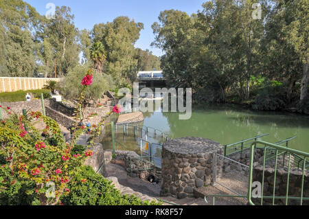 La Jordan River (rivière) ou le sud de la Jordanie comme vu à partir de l'endroit où Jésus-Christ a été baptisé par Jean le Baptiste Banque D'Images