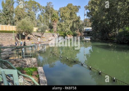 La Jordan River (rivière) ou le sud de la Jordanie comme vu à partir de l'endroit où Jésus-Christ a été baptisé par Jean le Baptiste Banque D'Images