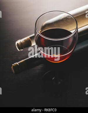 Les bouteilles de vin glasse et sur un fond de bois Banque D'Images