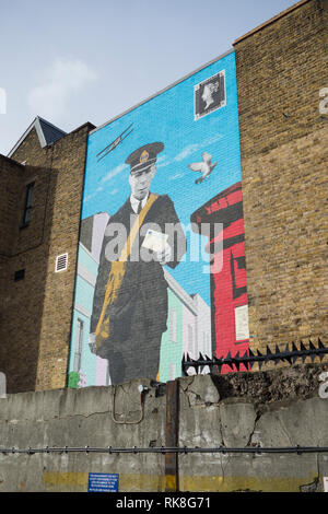 Un postier peint sur un mur à l'extérieur du centre de courrier du Mont Pleasant, Musée de Farringdon Road, London, EC1, UK Banque D'Images