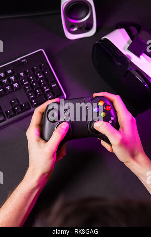 Les mains de l'homme jouant un jeu d'ordinateur avec un jeu joystick. Banque D'Images