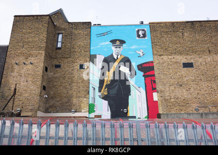 Un postier peint sur un mur à l'extérieur du centre de courrier du Mont Pleasant, Musée de Farringdon Road, London, EC1, UK Banque D'Images