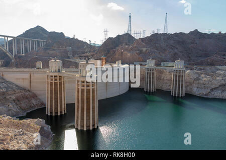 Paire de prises d'eau pour le barrage Hoover, comté de Clark, Nevada, United States. Banque D'Images