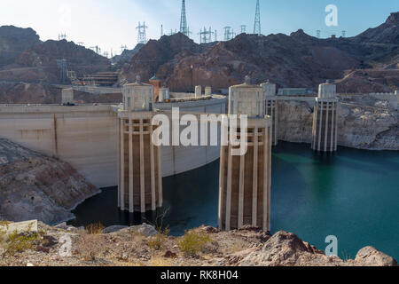 Paire de prises d'eau pour le barrage Hoover, comté de Clark, Nevada, United States. Banque D'Images