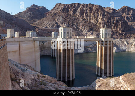 Paire de prises d'eau pour le barrage Hoover, comté de Clark, Nevada, United States. Banque D'Images