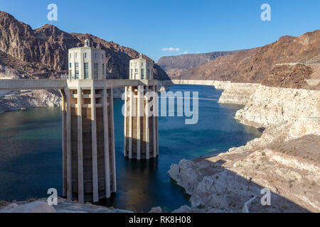 Paire de prises d'eau pour le barrage Hoover, comté de Clark, Nevada, United States. Banque D'Images