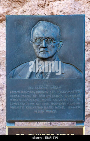 Monument à la mémoire de Dr Elwood Mead (homonyme du lac Mead) dans le barrage Hoover, Nevada, United States. Banque D'Images