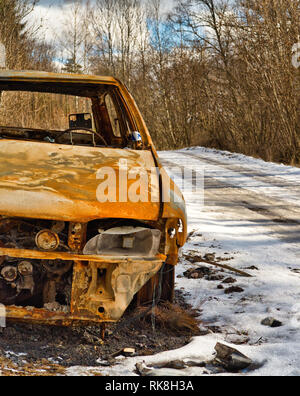 Voiture brûlée par côté de route glacée, Suède, Scandinavie Banque D'Images