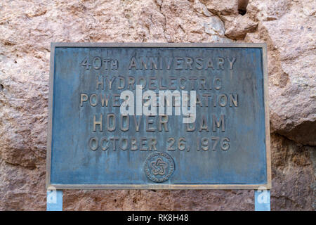 Plaque commémorative pour le 40e anniversaire de l'ouverture de la production d'énergie hydroélectrique à côté du barrage de Hoover, Nevada, United States. Banque D'Images