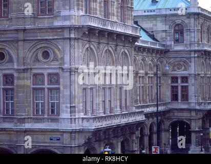 EDIFICIO NEORRENACENTISTA- 1869- RECONSTRUIDA EN 1955 DESPUES DE LOS BOMBARDEOS POR BOLTENSTERN(DET. Auteur : SICCARDSBURG / NÜLL. Emplacement : L'Opéra. WIEN. L'Autriche. Banque D'Images