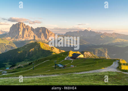 Arrivée du funiculaire de Seceda, avec Langkofel, Lagorai et groupes Rosengarten en arrière-plan. Ortisei, la province de Bolzano, Trentin-Haut- Banque D'Images