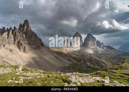 Les Trois Cimes de Lavaredo et Mont Paterno sur une journée d'été. Dolomites de Sesto, Trentin-Haut-Adige, Italie. Banque D'Images