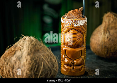 Cocktail de noix de coco servi dans une grande tasse Tiki avec un noix de coco Banque D'Images