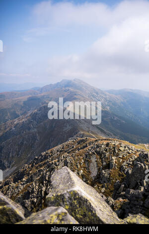 Vue depuis le mont Chopok un jour d'été, et de ski de randonnée de Jasna, Parc National des Basses Tatras, Slovaquie Banque D'Images