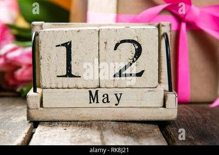 Concept de la fête des mères - fleurs, présent, calendrier Banque D'Images