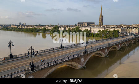 Bordeaux, Pont de pierre, vieux pont de pierre à Bordeaux dans un beau jour d'été, France Banque D'Images