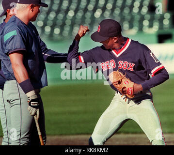 Red Sox pitcher Pedro Martinez, montre son la force du bras comme Seattle Mariners Ken Griffy jr ( derrière à gauche) tire ses biceps avant le match au Fenway Park à Boston MA USA Peut12,1999 photo de Bill Belknap Banque D'Images