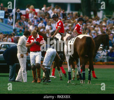 Oak Brook, Illinois, États-Unis, le 5 septembre 1986 Charles, prince de Galles portant le numéro 4 joue à l'Oak Brook polo Polo Club dans le cadre de sa tournée au cours de sa visite à Chicago. Le prince était le capitaine de l'équipe anglaise comme il a joué contre l'équipe des États-Unis pour le prince de Galles Cup Crédit : Mark Reinstein/MediaPunch Banque D'Images