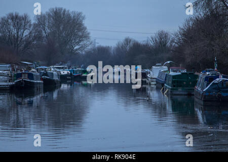 Les cygnes nager le long de la rivière Lee à Tottenham sur un matin très froid et croquant. Doté d''atmosphère : où : Tottenham, Royaume-Uni Quand : 10 Jan 2019 Credit : WENN.com Banque D'Images