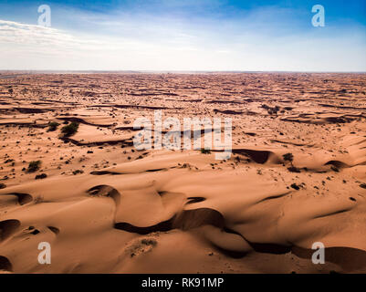 Les dunes de sable du désert et vaste espace paysage vue aérienne Banque D'Images
