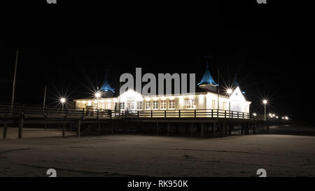 Célèbre jetée d'Ahlbeck, Allemagne, la nuit. L'île d'Usedom, côte de la mer Baltique, Schleswig-Holstein, Allemagne Banque D'Images