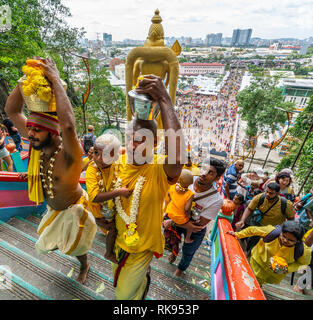 Kuala Lumpur, Malaisie. Janvier 2019. fidèles qui grimpent le long escalier menant aux temples à Batu Caves Banque D'Images