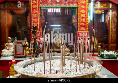 Kuala Lumpur, Malaisie. Janvier 2019. l'encens brûler à l'autel dans le péché Si Sze Ya Temple Banque D'Images