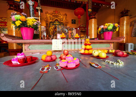 Kuala Lumpur, Malaisie, janvier 2019. L'offre sur l'autel de Guan Di Temple taoïste Banque D'Images