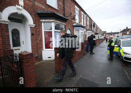 Les agents de police rechercher un bien sur la rue Raglan à Hull dans le cadre de la disparition d'étudiant de 21 ans, qui a Squire Libby pas rentrée chez elle dans la ville depuis le 1er février. Les enquêteurs ont été donnés plus de temps à la question d'un homme de 24 ans arrêté, soupçonné de son enlèvement le mercredi. Banque D'Images