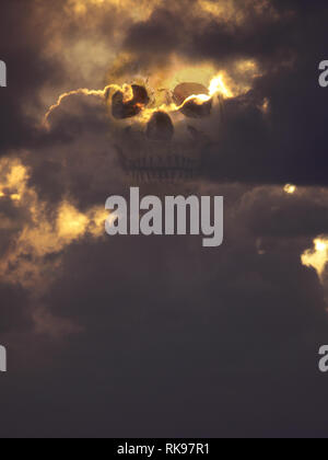 Composition Photo avec crâne et le trou de la lumière entre les nuages orageux sombres Banque D'Images