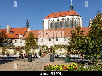 Église Notre Dame des Neiges vue depuis le Jardin Franciscain Prague, République Tchèque Banque D'Images