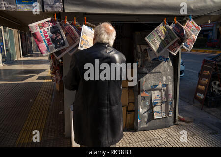 Lire le journal d'Athènes , Grèce Banque D'Images