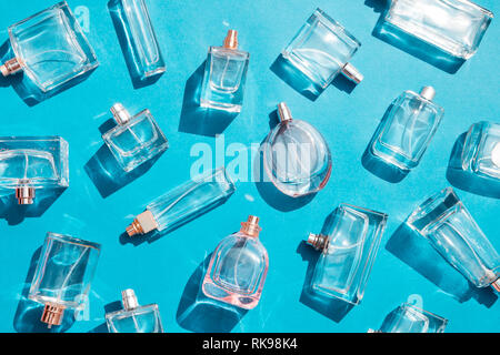 Flacons de parfum sur fond bleu Banque D'Images